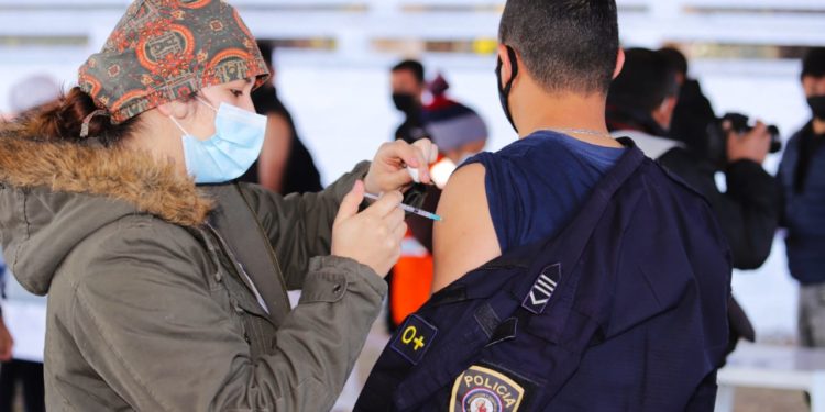 Hoy deben inmunizarse 97.518 trabajadores esenciales Hoy deben inmunizarse 97.518 trabajadores esenciales