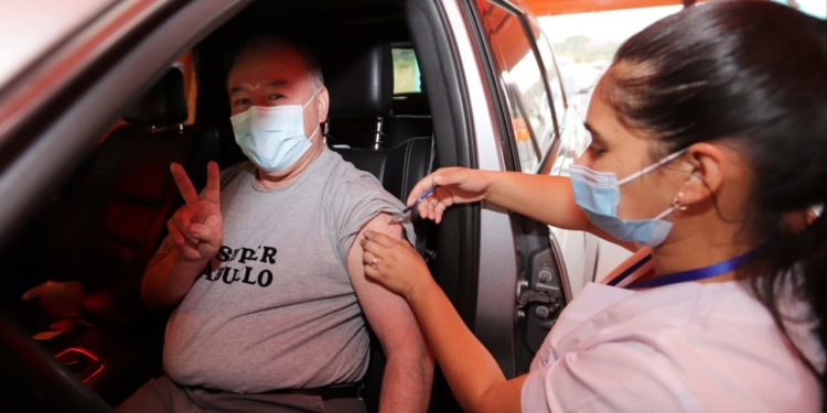 Destacan alta concurrencia ciudadana en vacunatorios durante el fin de semana