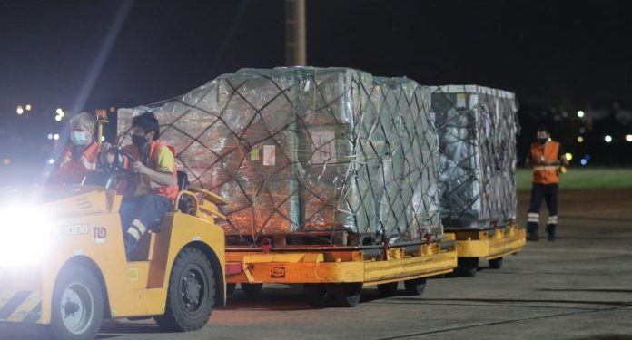 Llegaron más vacunas de AstraZeneca para continuar con plan de vacunación