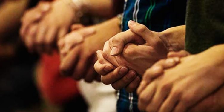 La iglesia se une en oración por la salud de Pastores