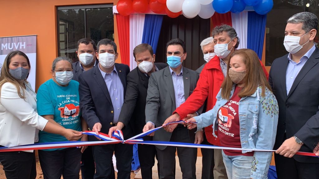 Gobierno Nacional entregó 65 viviendas a familias de Lambaré Gobierno Nacional entregó 65 viviendas a familias de Lambaré