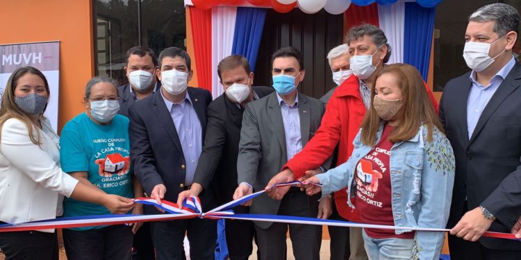 Gobierno Nacional entregó 65 viviendas a familias de Lambaré Gobierno Nacional entregó 65 viviendas a familias de Lambaré