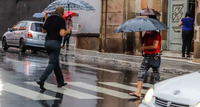 Se anuncian temperaturas frescas con precipitaciones y tormentas eléctricas