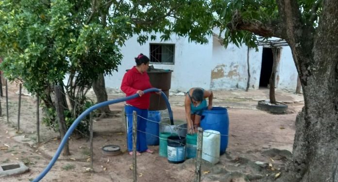 Distribuyen agua a comunidades afectadas por sequía desde acueducto en el Chaco Distribuyen agua a comunidades afectadas por sequía desde acueducto en el Chaco