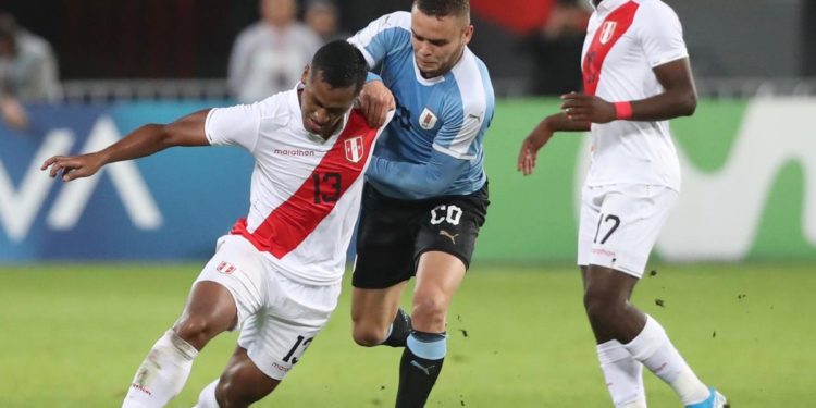 Perú y Uruguay avivan la jornada en Lima