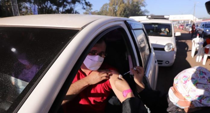 Personas de 20 a 34 años podrán vacunarse sin considerar terminación de cédula Personas de 20 a 34 años podrán vacunarse sin considerar terminación de cédula