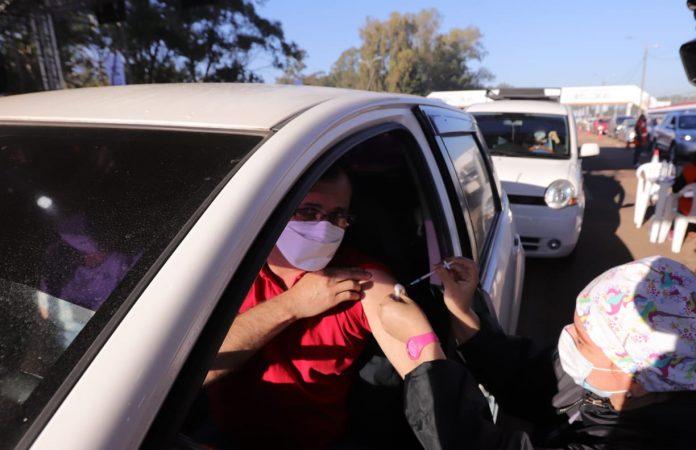 Personas de 20 a 34 años podrán vacunarse sin considerar terminación de cédula