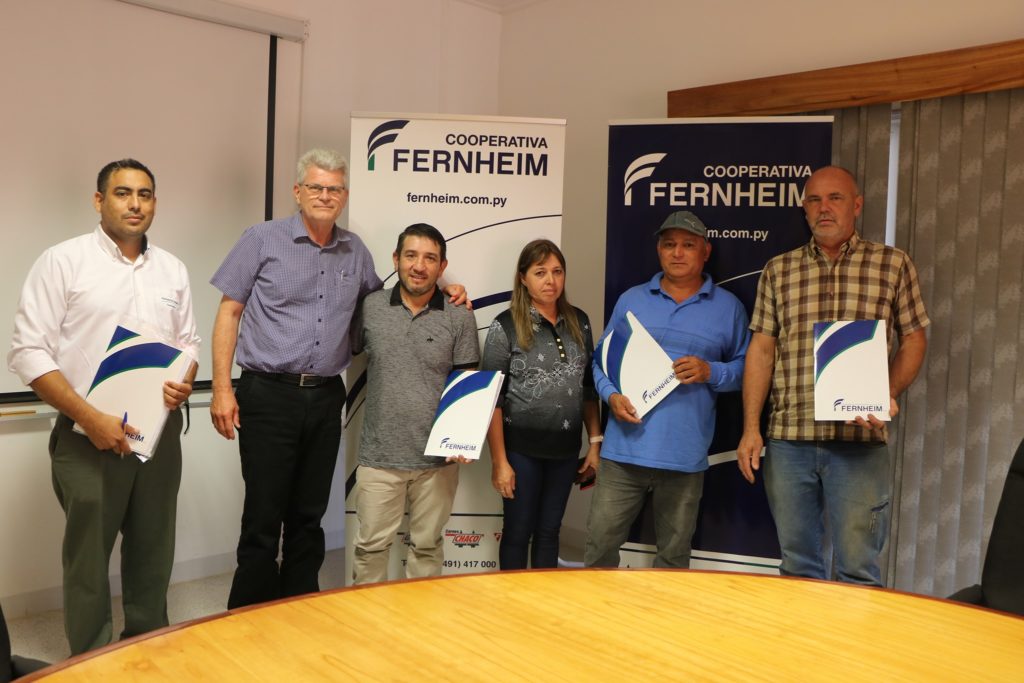 La Cooperativa Fernheim hizo entrega de tres títulos privados de lotes La Cooperativa Fernheim hizo entrega de tres títulos privados de lotes