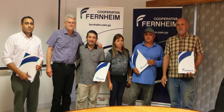 La Cooperativa Fernheim hizo entrega de tres títulos privados de lotes