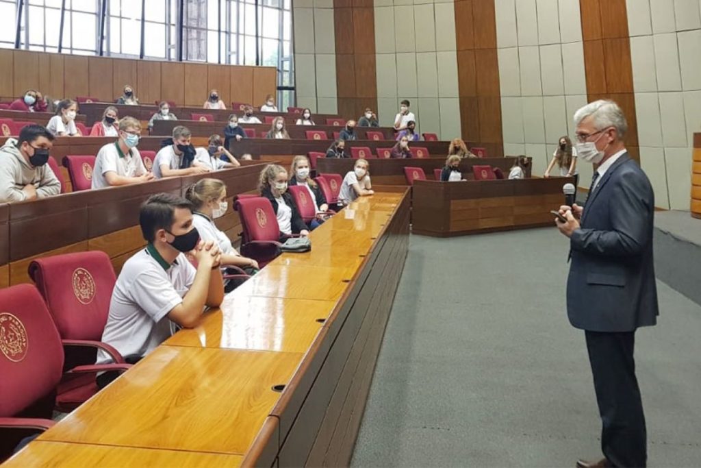 Estudiantes de Loma Plata visitan sede legislativa