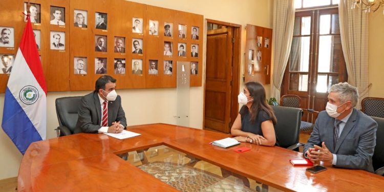 Nueva embajadora de España se reunió con el ministro de Hacienda