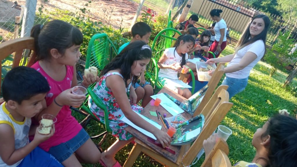 Entregan merienda a niños de escasos recursos en asentamiento