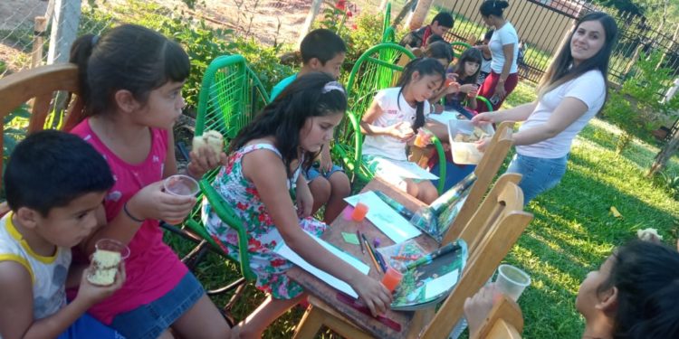 Entregan merienda a niños de escasos recursos en asentamiento Entregan merienda a niños de escasos recursos en asentamiento