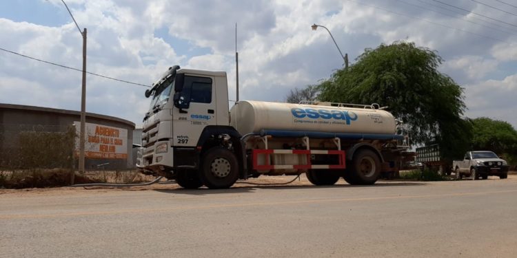 Con camiones cisterna, agua llega a las comunidades de Toro Pampa y Fuerte Olimpo