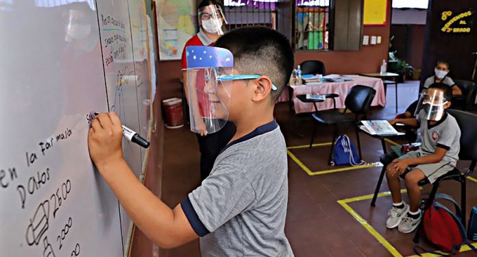 Apuntan a implementar la inclusión financiera al nivel escolar en el 2022