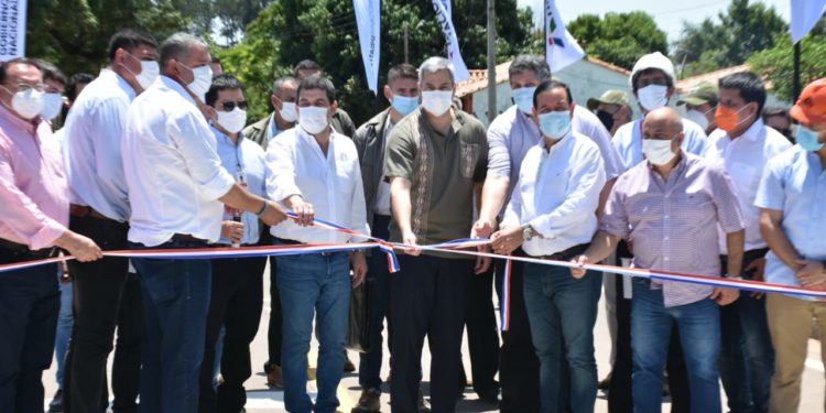 Jornada de Gobierno en Paraguarí con habilitación de obras viales, sistema de agua