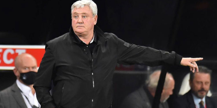 Newcastle anunció la salida de su entrenador