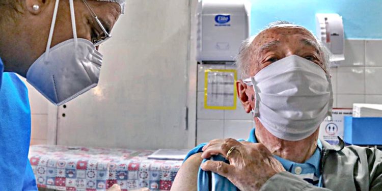 Paraguay iniciará aplicación de tercera dosis a mayores de 50 y personal de blanco Paraguay iniciará aplicación de tercera dosis a mayores de 50 y personal de blanco