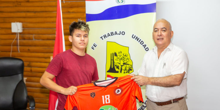 Municipalidad entregó indumentarias para equipos de fútbol de Filadelfia