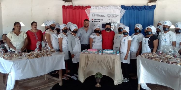 Mujeres de Mcal. Estigarribia culminaron capacitación sobre panadería y confitería