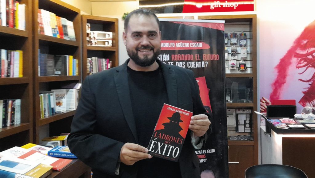 Presentaron libro “Los ladrones del éxito” de Adolfo Agüero Esgaib Presentaron libro “Los ladrones del éxito” de Adolfo Agüero Esgaib
