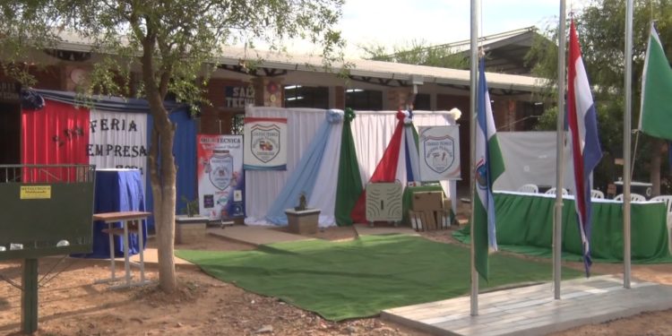 Estudiantes de Filadelfia realizan feria con propuestas de negocio