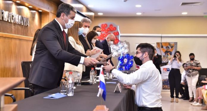 Más de 100 jóvenes culminan tecnicaturas en mecatrónica industrial, farmacia y productividad