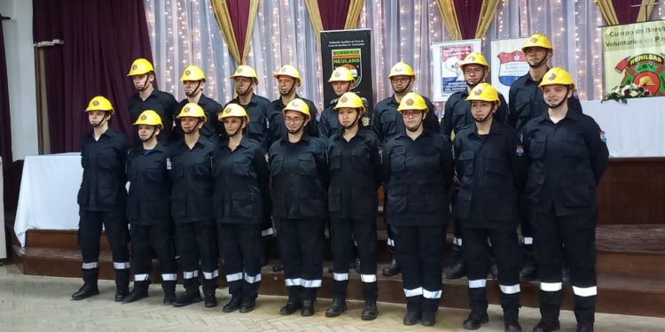 Unos 17 nuevos voluntarios combatirán incendios como Bomberos en el Chaco Unos 17 nuevos voluntarios combatirán incendios como Bomberos en el Chaco