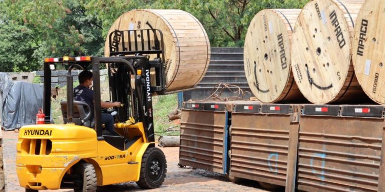 Comienza entrega de materiales para el fortalecimiento del sistema eléctrico paraguayo