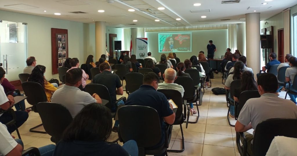 Gestionan proyectos sociales que beneficiarán a miles de familias rurales