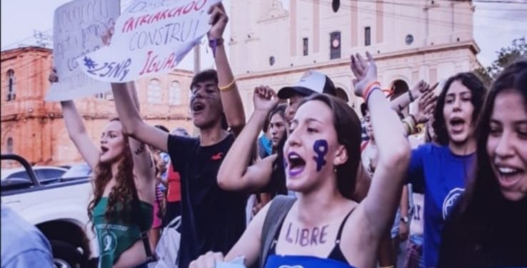 Causa justa del 25N opacada por el feminismo radical que promueve el aborto