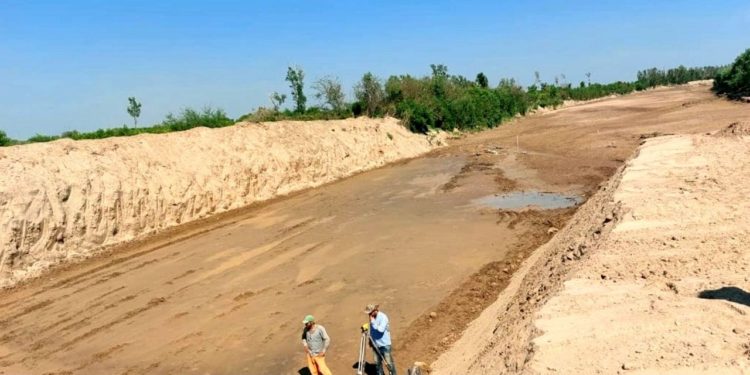 Intensos trabajos de limpieza del canal del río Pilcomayo Intensos trabajos de limpieza del canal del río Pilcomayo