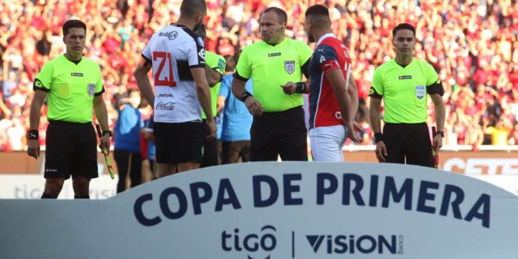 La APF recibe multa y habría sanción para Cerro Porteño