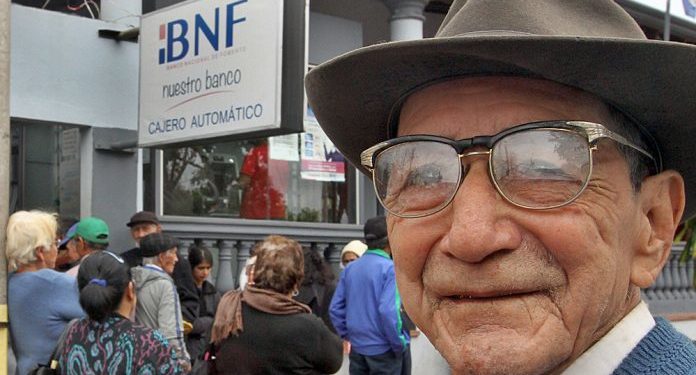 Jubilados y pensionados de la Caja Fiscal cobran este martes sus haberes