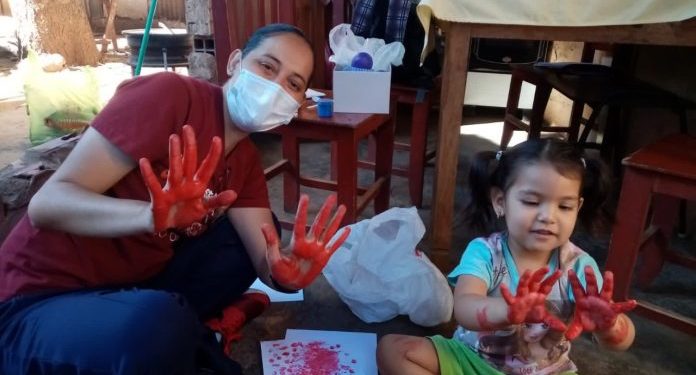 Maestras mochileras acercaron una nueva modalidad de enseñanza a hogares paraguayos Maestras mochileras acercaron una nueva modalidad de enseñanza a hogares paraguayos