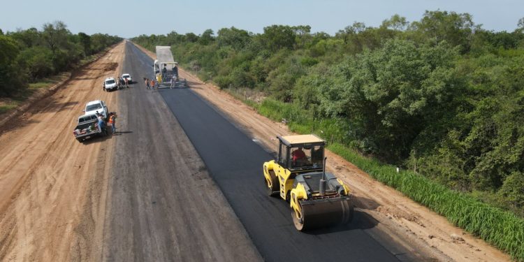 Colocan primeros metros de asfalto para el camino de acceso al Hospital Yalve Sanga Colocan primeros metros de asfalto para el camino de acceso al Hospital Yalve Sanga