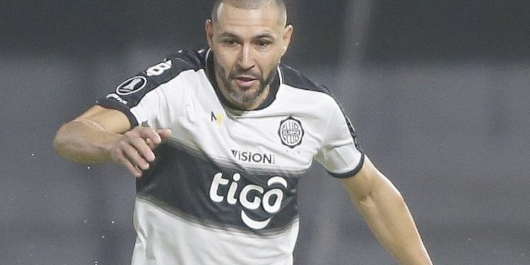 Antolín Alcaraz renovó con el Decano