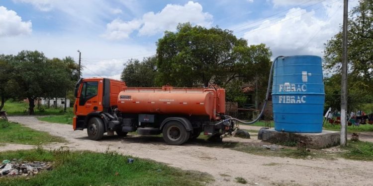 Realizan regularización asfáltica y entrega de agua potable en el Chaco Realizan regularización asfáltica y entrega de agua potable en el Chaco