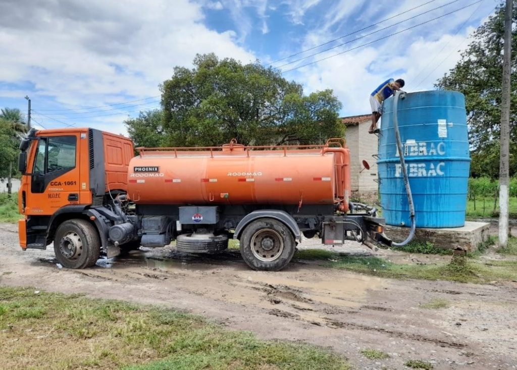 Sigue distribución de agua potable a pobladores ante aguda sequía Sigue distribución de agua potable a pobladores ante aguda sequía