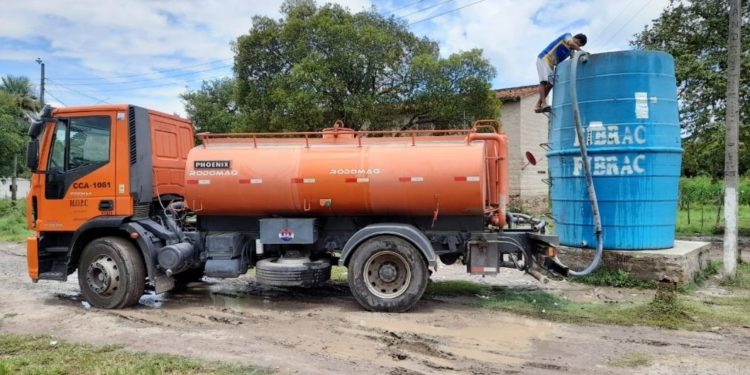 Sigue distribución de agua potable a pobladores ante aguda sequía Sigue distribución de agua potable a pobladores ante aguda sequía