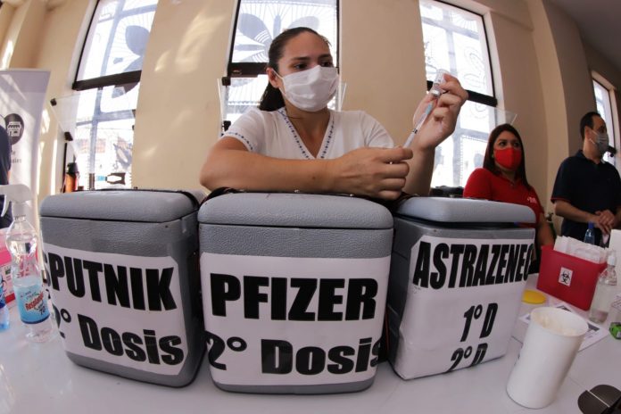 Vacunación anticovid hasta el mediodía de hoy, prosigue desde el lunes con todas las dosis