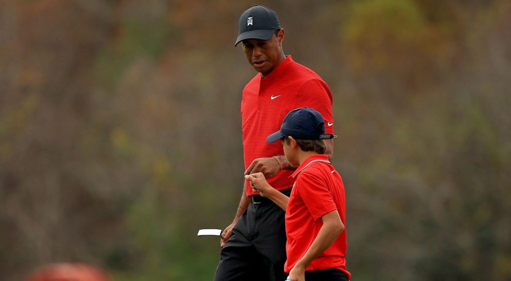 Tiger Woods anunció su regreso al golf y competirá junto a su hijo