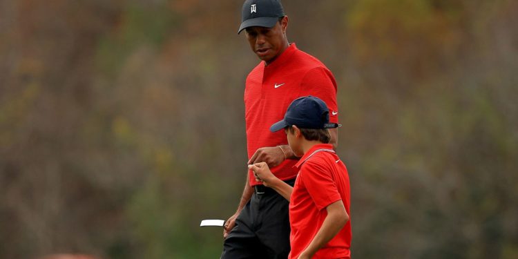 Tiger Woods anunció su regreso al golf y competirá junto a su hijo