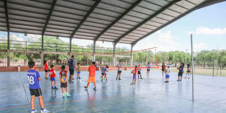 Enseñan actividades deportivas a los niños de Filadelfia durante vacaciones Enseñan actividades deportivas a los niños de Filadelfia durante vacaciones