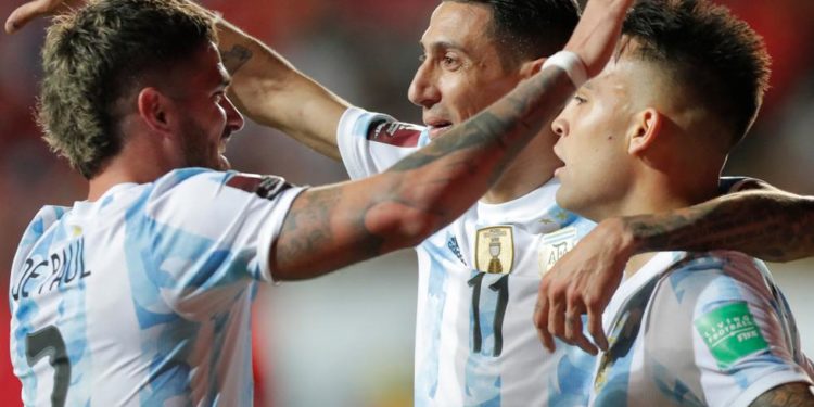 La Albiceleste vence en Calama y complica a Chile