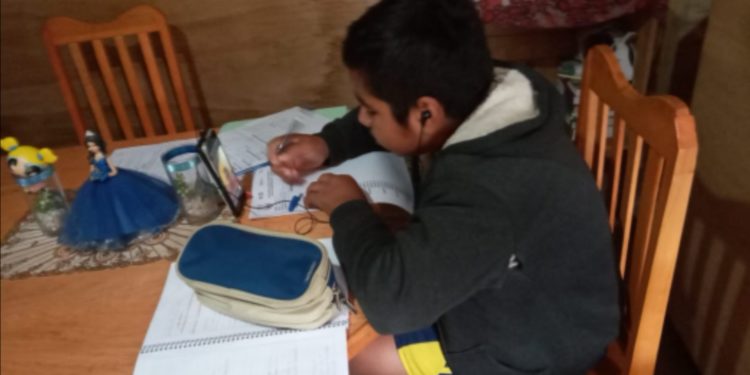 Programa de padrinazgo da oportunidades de educación a niños en situación vulnerable