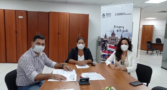 Terminó el bachillerato a los 31 años y hoy es una de los 59 becados para una maestría