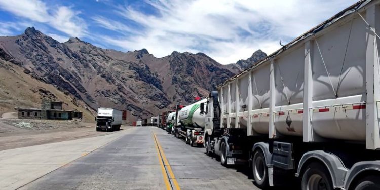 Asisten a camioneros paraguayos varados en la frontera chileno-argentina Asisten a camioneros paraguayos varados en la frontera chileno-argentina