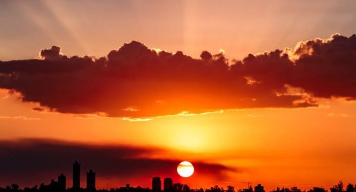 Anuncian lunes caluroso con chaparrones al norte y este