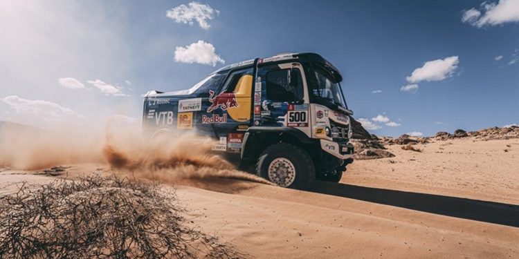 Sotnikov triunfa y se aleja de su escolta Sotnikov triunfa y se aleja de su escolta